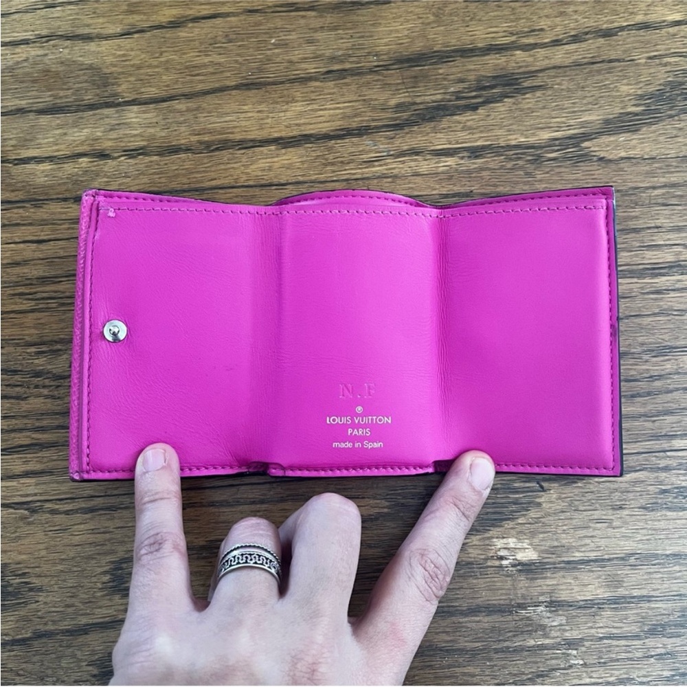 Louis Vuitton Taiga Rama Discovery Compact Wallet in a stunning hot pink color - Picture 4 of 9